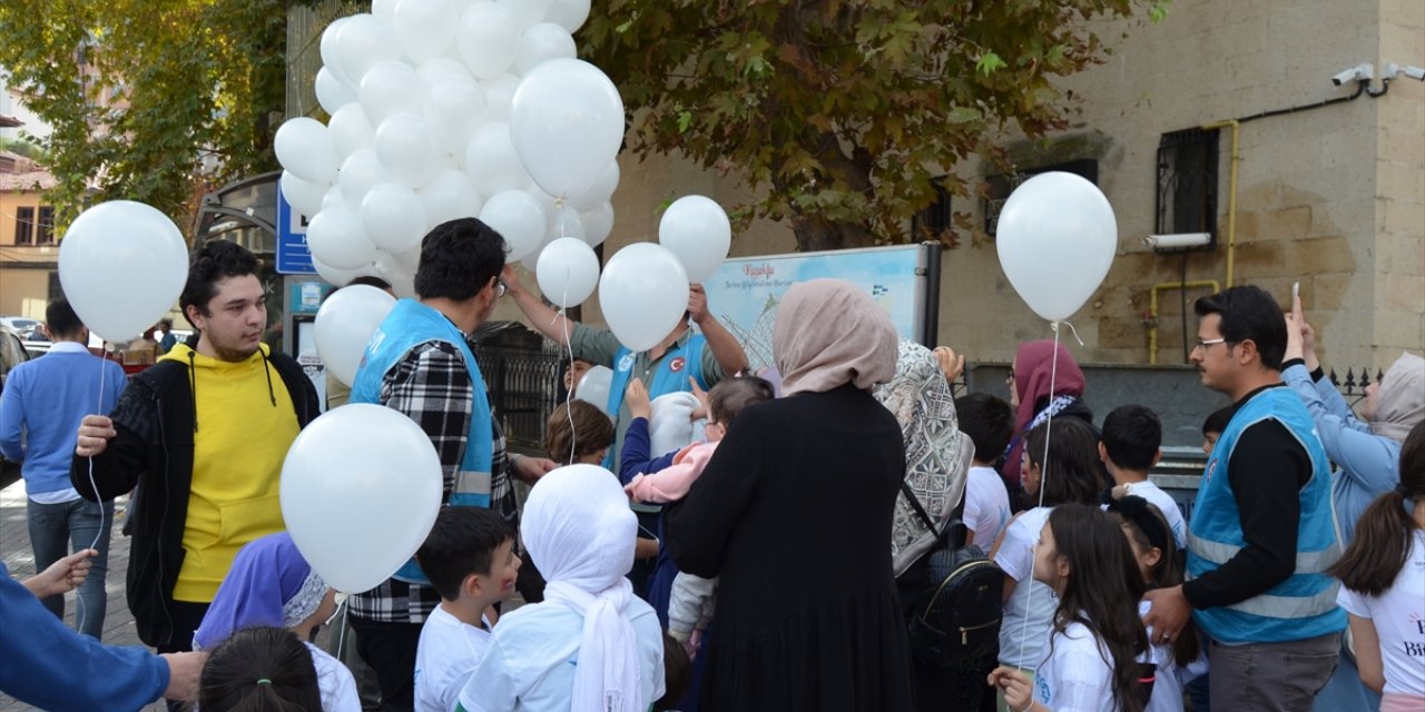 İsrail'in saldırılarında hayatını kaybeden Filistinli çocuklar için gökyüzüne balon bırakıldı