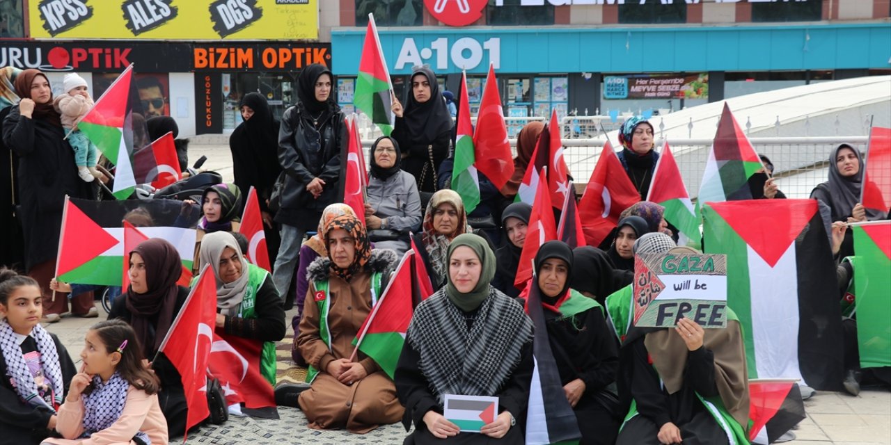 Erzincan'da kadınlar Filistin için sessiz oturma eylemi gerçekleştirdi