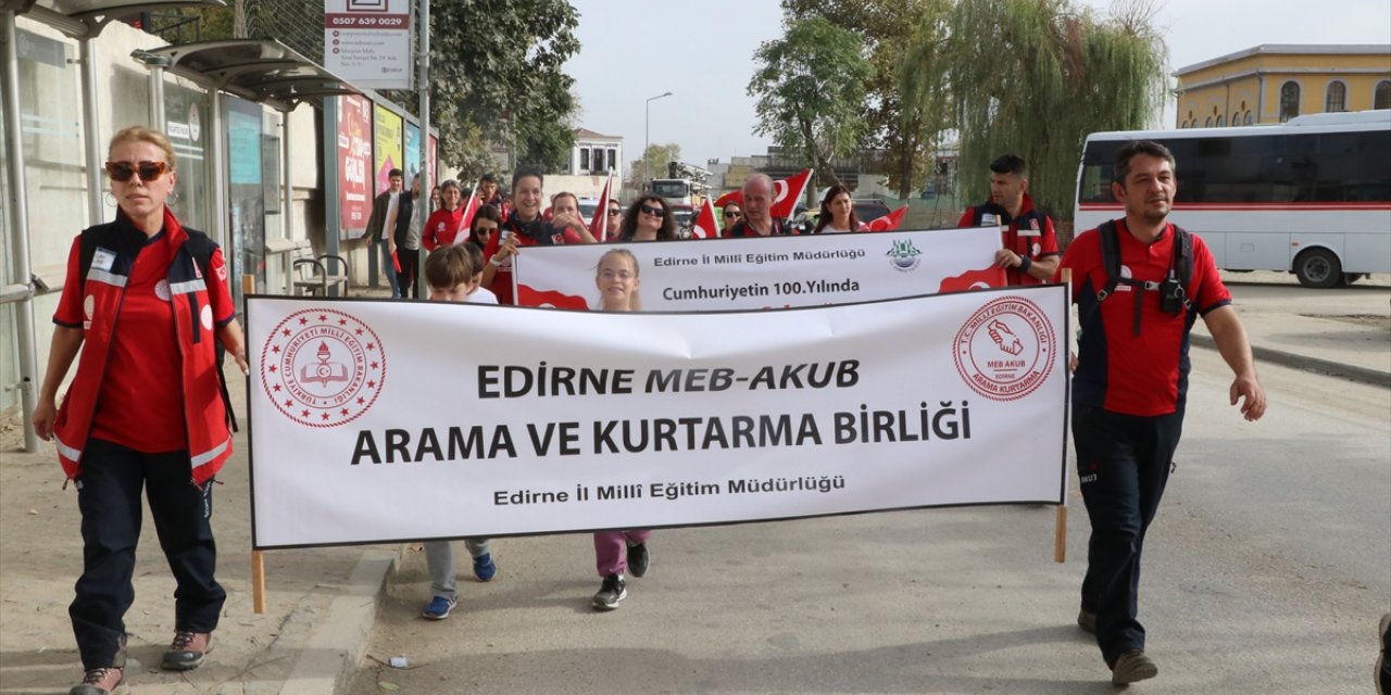 Edirne'de öğretmenler "Cumhuriyet yürüyüşü" düzenledi