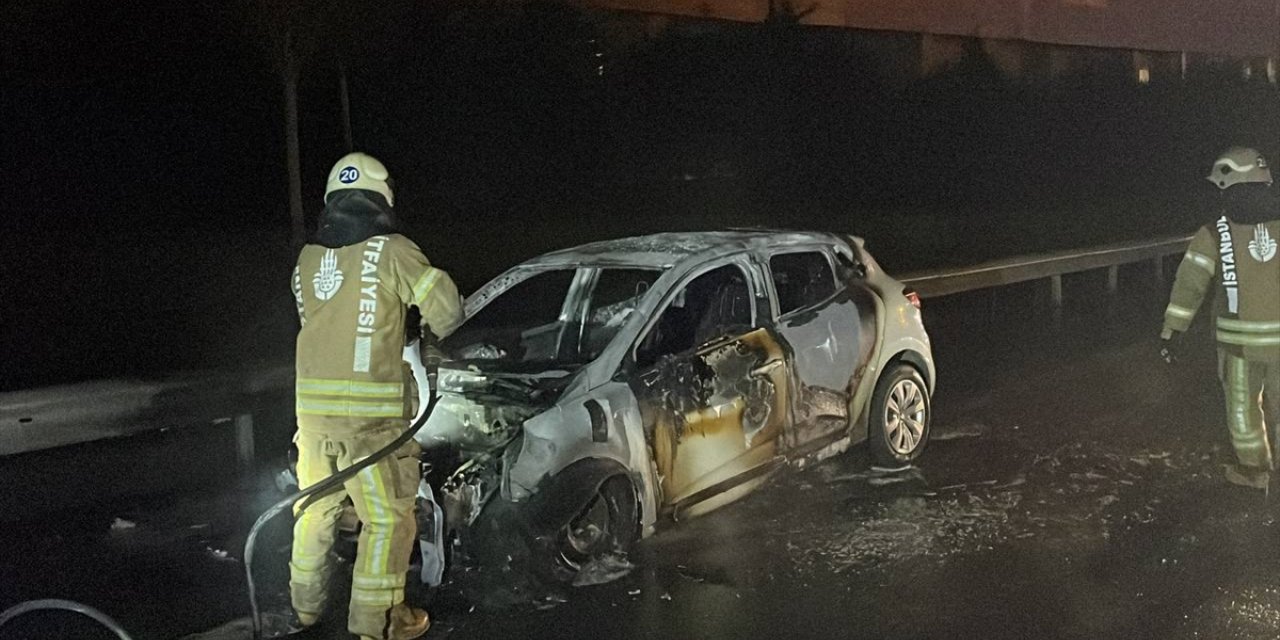 Kağıthane'de motoru yanan otomobil kullanılamaz hale geldi