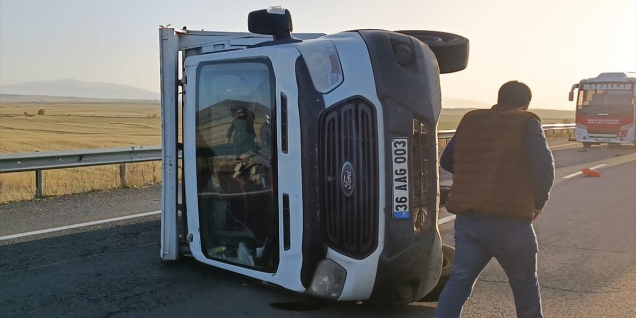 Kars'ta devrilen kamyonetteki 1 kişi yaralandı