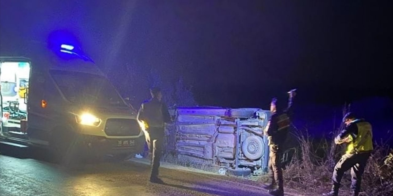 Balıkesir'de kamyonetin traktöre çarpması sonucu 1 kişi öldü, 2 kişi yaralandı