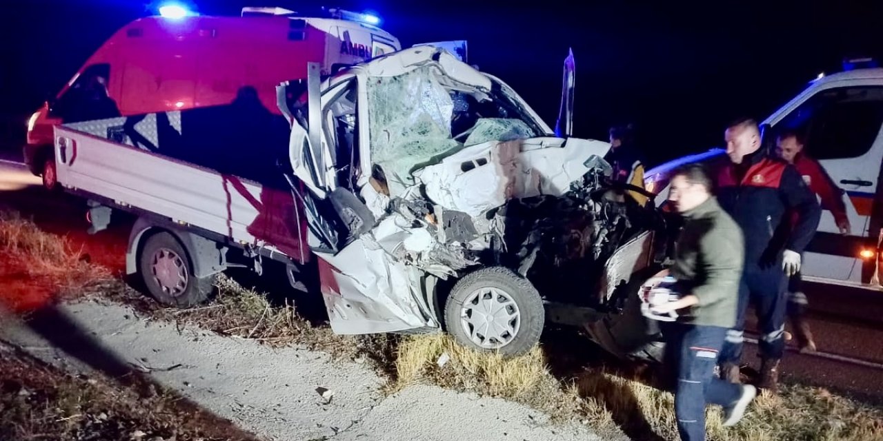 Kırşehir'de kamyonetin kamyona çarpması sonucu 2 kişi öldü, 3 kişi yaralandı