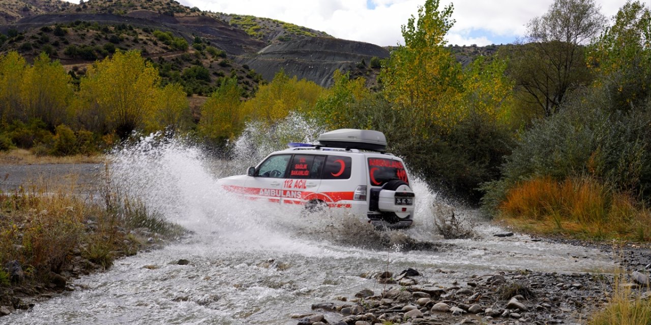 Erzincan'da dağ köylerindeki hastalara 4x4 ambulansla sağlık hizmeti götürüyorlar
