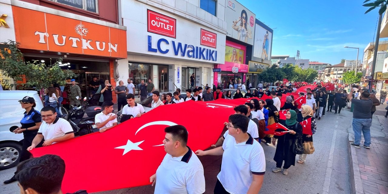 Osmaniye'de 100 metrelik Türk bayrağıyla kortej yürüyüşü düzenlendi