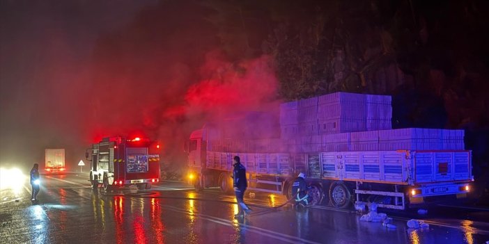 Antalya'da seyir halindeyken alev alan tırda hasar oluştu