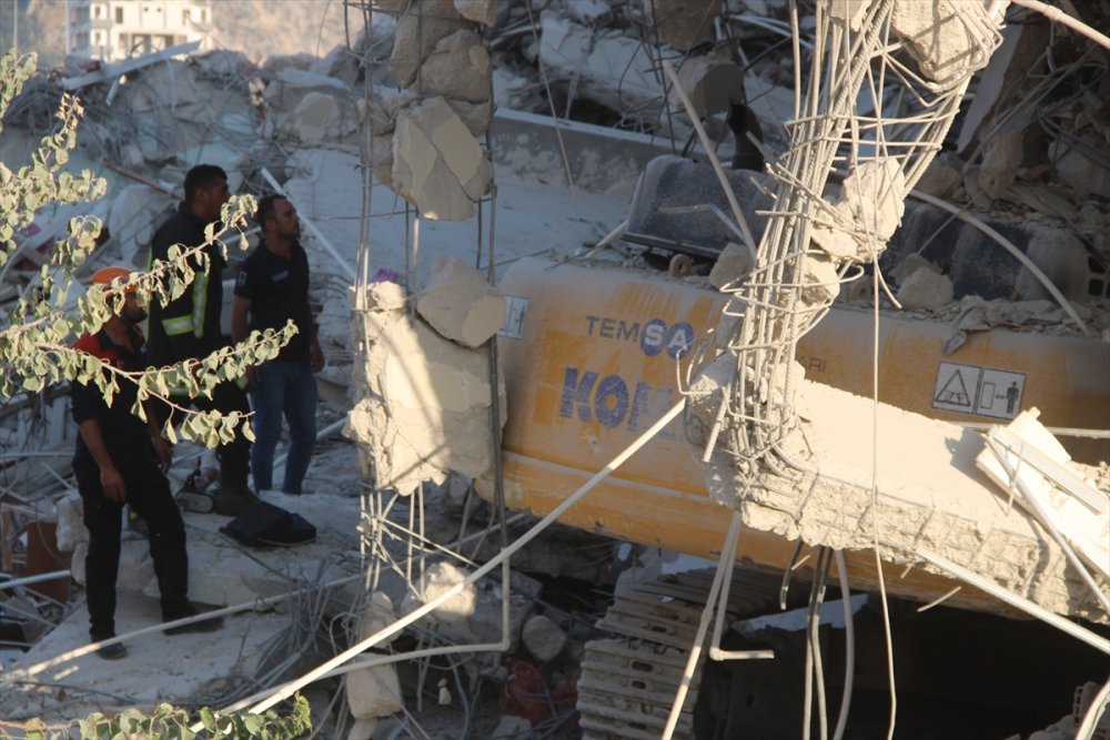 Hatay'da yıkım sırasında çöken binanın altında kalan iş makinesi operatörü kurtarıldı