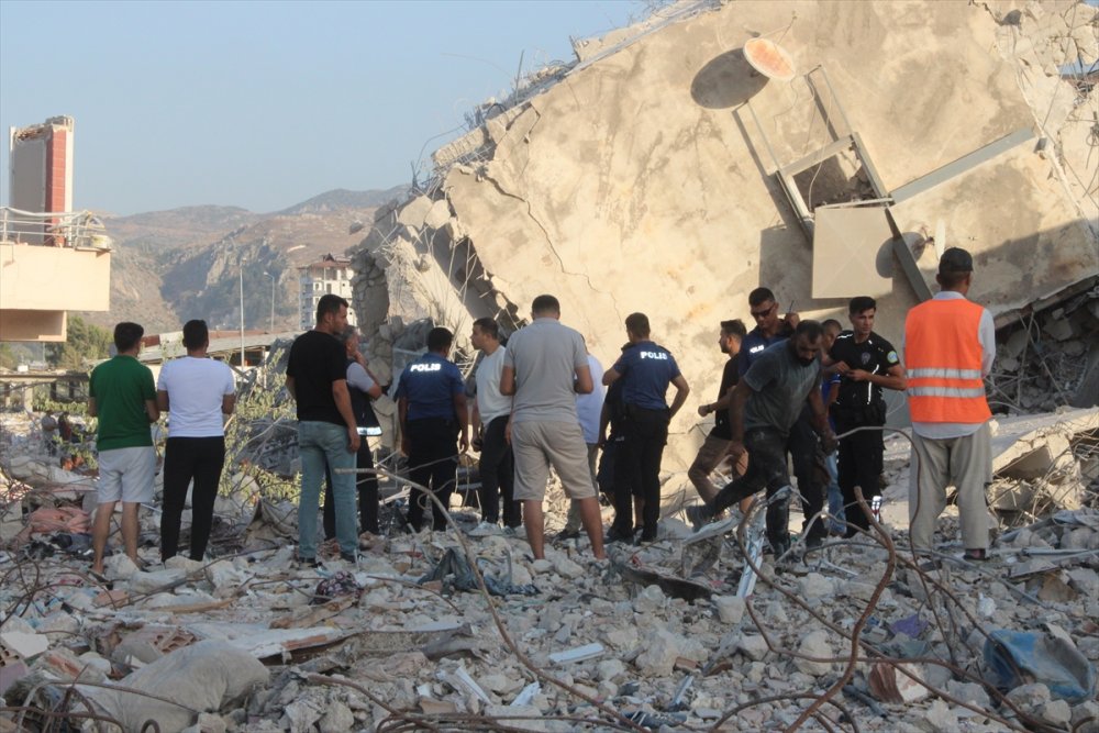 Hatay'da yıkım sırasında çöken binanın altında kalan iş makinesi operatörü kurtarıldı