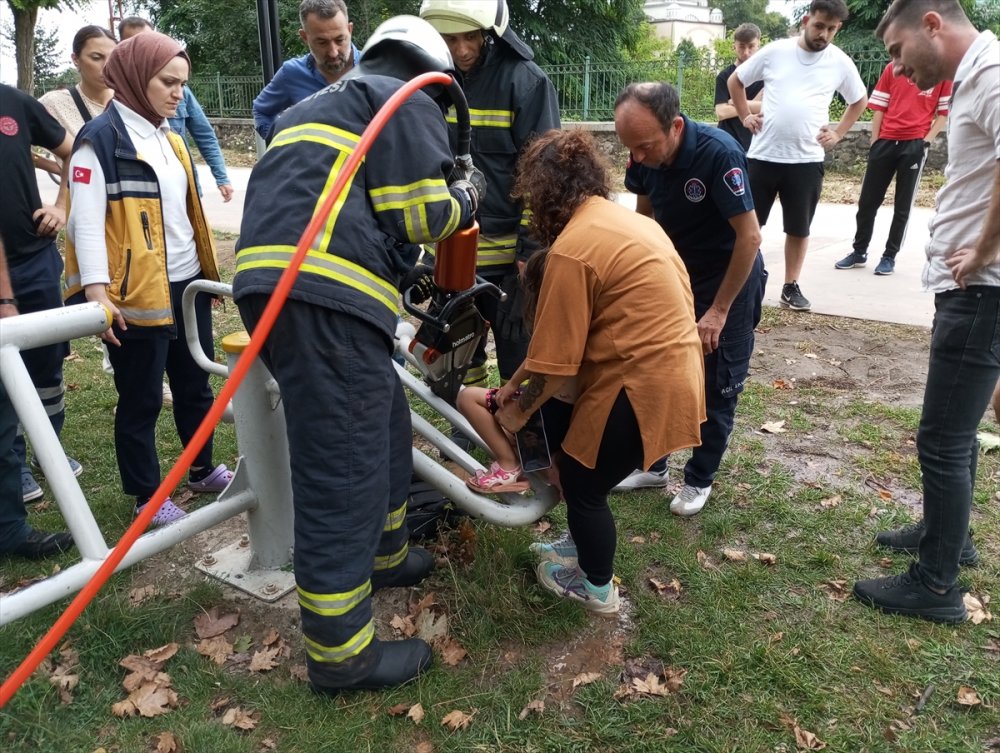 Samsun'da 3 yaşındaki çocuğun bacağı, yürüyüş yolundaki spor aletine sıkıştı