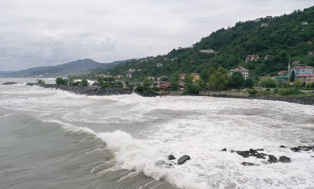 Trabzon'da fırtına nedeniyle dalga boyu 3 metreyi aştı