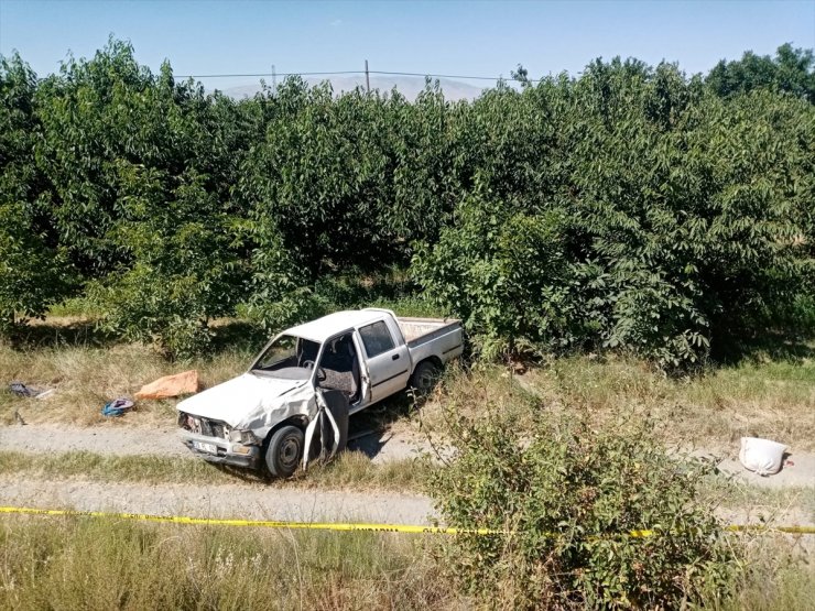 Afyonkarahisar'da şarampole devrilen kamyonetteki sürücü öldü, eşi ağır yaralandı