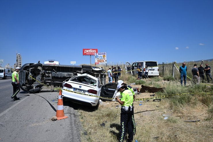 Ankara'da 3 aracın karıştığı zincirleme trafik kazasında 1 kişi öldü, 8 kişi yaralandı