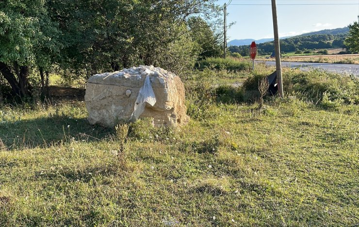 Bolu'da lahit mezar sanılan yapının kayaç olduğu belirlendi