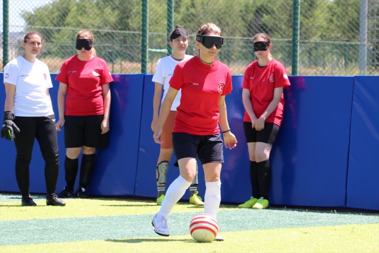 Görme engelli sporcu, elleriyle kazandığı madalyalara şimdi ayaklarıyla ulaşmak istiyor