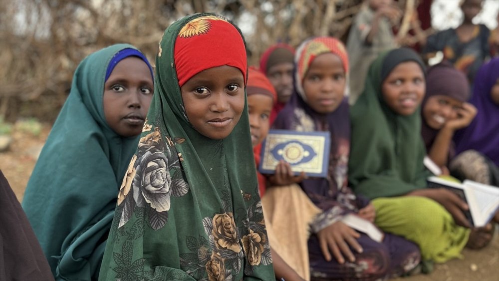 Hak İnsani Yardım Derneği Afrika'da Kur'an-ı Kerim dağıttı