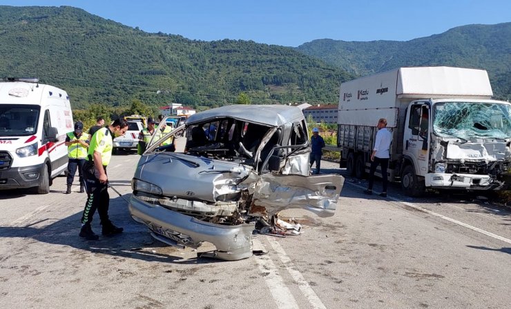 Karabük'te kamyonet ile hafif ticari aracın çarpıştığı kazada 4 kişi yaralandı