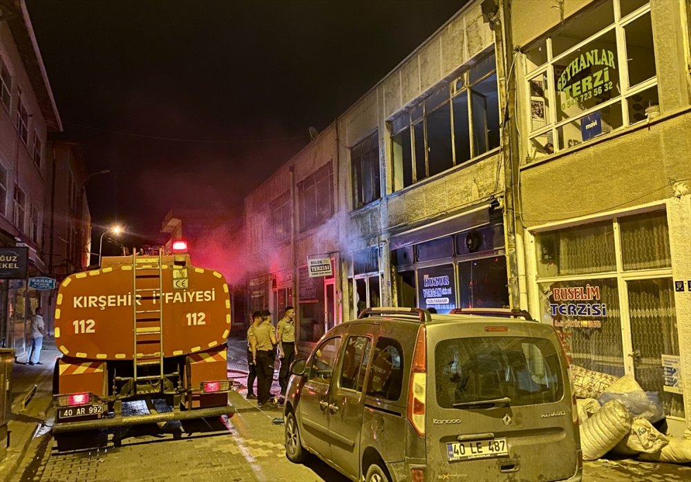 Kırşehir'de iş hanında çıkan yangında 9 iş yeri zarar gördü