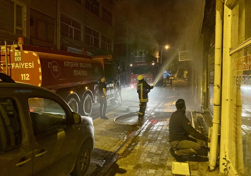 Kırşehir'de iş hanında çıkan yangında 9 iş yeri zarar gördü