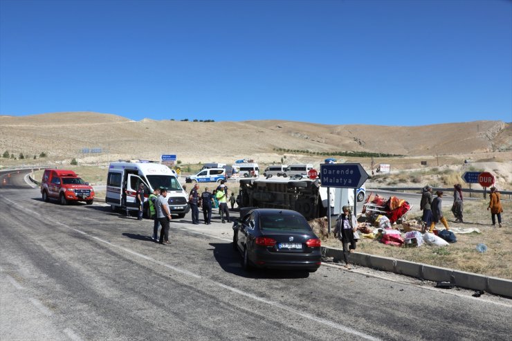 Malatya'da minibüs ile otomobil çarpıştı, 9 kişi yaralandı