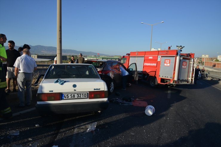 Manisa'da iki aracın çarpıştığı kazada 9 kişi yaralandı