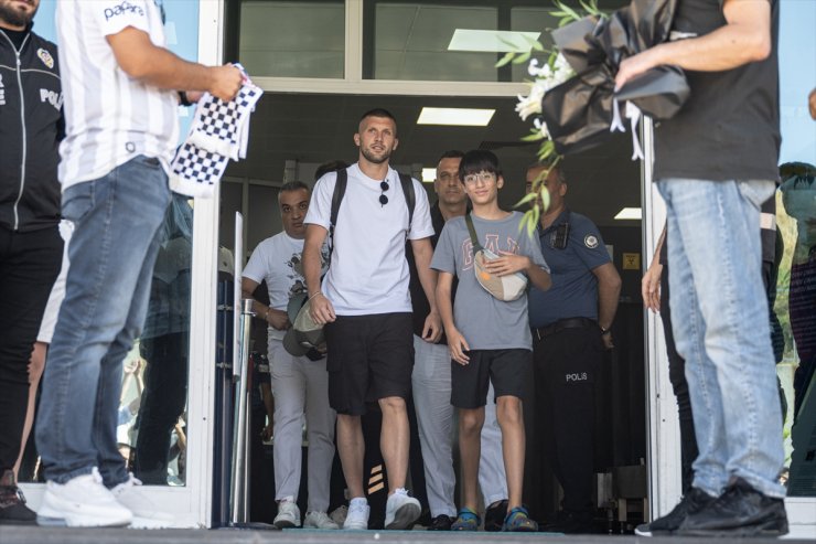 Beşiktaş'ın transfer görüşmelerine başladığı Ante Rebic, İstanbul'a geldi