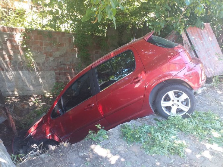 Beykoz'da 2 araca çarpıp devrilen otomobildeki 2 kişi yaralandı