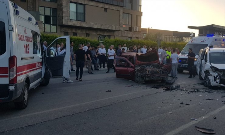 Bursa'da çarpışan hafif ticari araç ile otomobildeki 6 kişi yaralandı