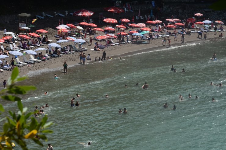 Düzce'deki tarihi Ceneviz Kalesi'nde hafta sonu yoğunluğu yaşanıyor