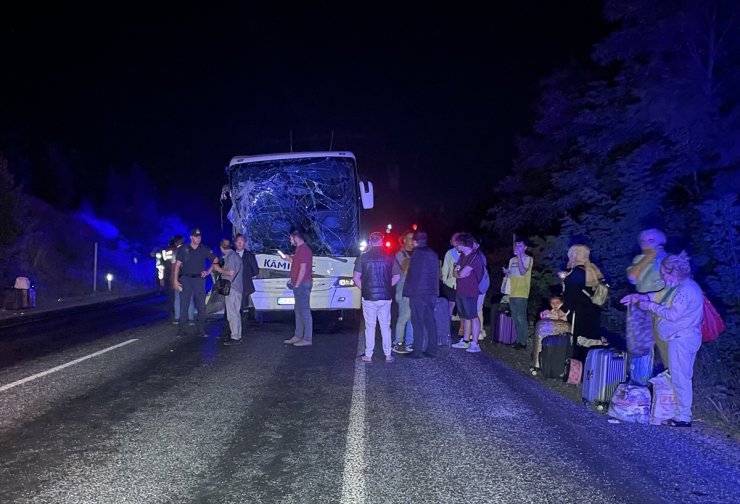 Eskişehir'de yolcu otobüsünün traktöre çarpması sonucu 6 kişi yaralandı