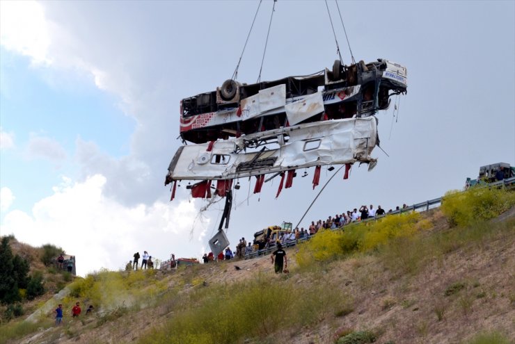 GÜNCELLEME 4 - Kars'ta yolcu otobüsü şarampole devrildi, 7 kişi öldü, 23 kişi yaralandı