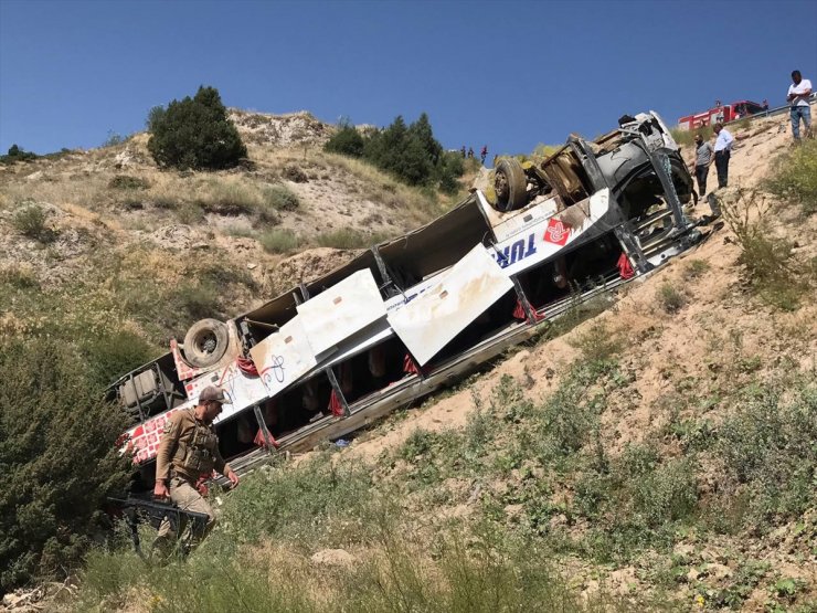 GÜNCELLEME - Kars'ta yolcu otobüsü şarampole devrildi