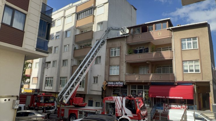 Kocaeli'de tadilat sırasında çatıda çıkan yangını söndürmeye çalışan usta yaralandı