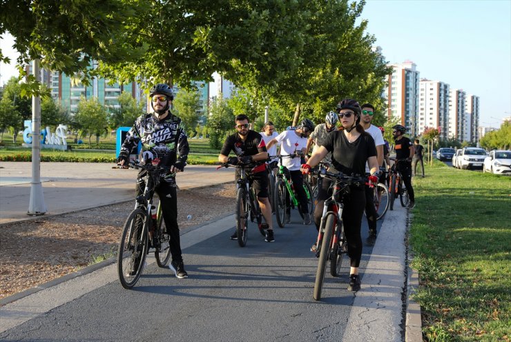 Trafik kazalarında hayatını kaybeden bisiklet tutkunları için Diyarbakır'da pedal çevirdiler