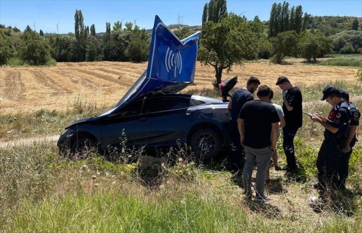 Uşak'ta uyarı tabelasına çarpan otomobildeki 4 kişi yaralandı