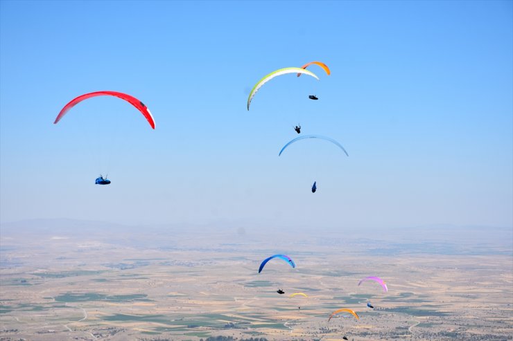 Yamaç Paraşütü Dünya Kupası'nda mücadele eden sporculardan Hasan Dağı'na övgü