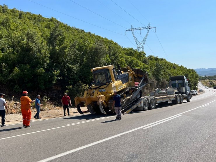 GÜNCELLEME - Antalya'nın Demre ilçesinde çıkan orman yangını kontrol altına alındı