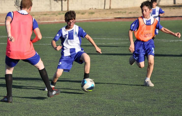 Batman'da sokakta yetenekleri keşfedilen çocuklar futbola kazandırılıyor