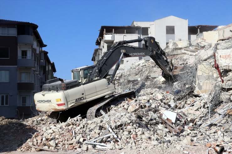 Depremlerden etkilenen Hatay'da ağır hasarlı binaların yıkımı sürüyor