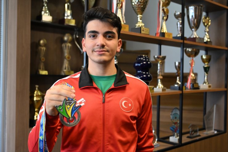 Dünya ikincisi badmintoncu Furkan Büyükgöze, gözünü Deaflimpik Oyunları'na çevirdi