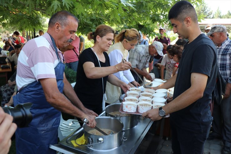 Erzincan ve Tunceli’de muharrem ayı dolayısıyla aşure dağıtıldı