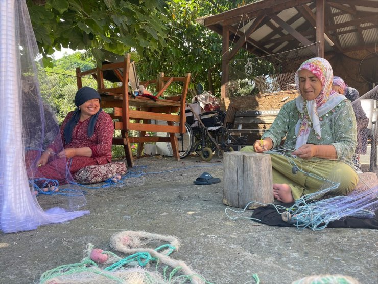 Felçli eşlerinin işine el atan eltiler, ilmek ilmek ağ örüyor