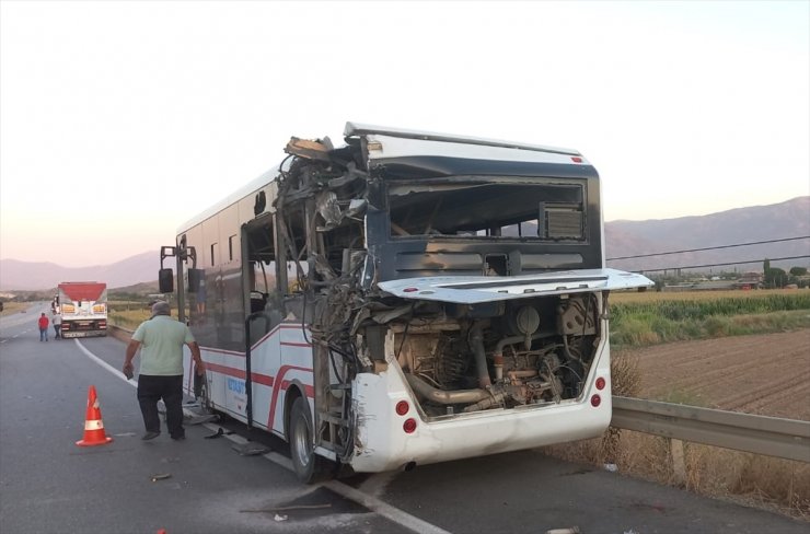 İzmir'de kamyonun belediye otobüsüne çarpması sonucu 6 kişi yaralandı