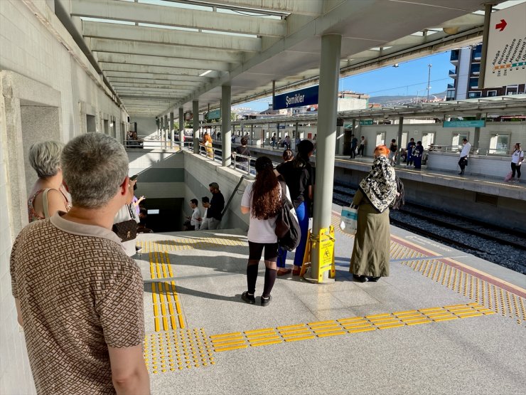 İzmir'de metro ve tramvay çalışanlarının grevi nedeniyle ulaşımda aksamalar yaşanıyor