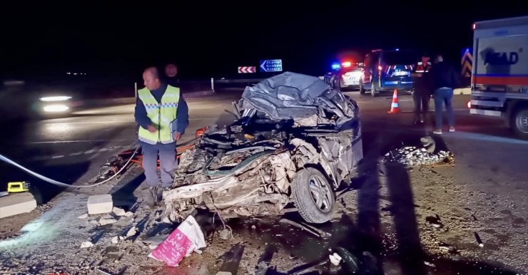 Kırşehir'de kamyonetle otomobilin çarpışması sonucu 2 kişi öldü, 3 kişi yaralandı