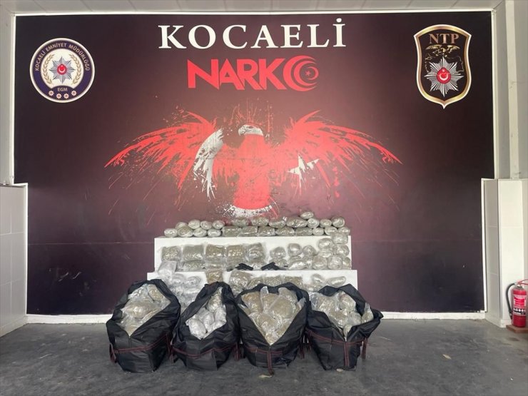 GÜNCELLEME - Kocaeli'de "dur" ihtarına uymayan iki araçta 119 kilogram esrar ele geçirildi