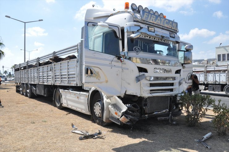 Mersin'de tırın çarptığı hafif ticari araçtaki 5 kişi yaralandı