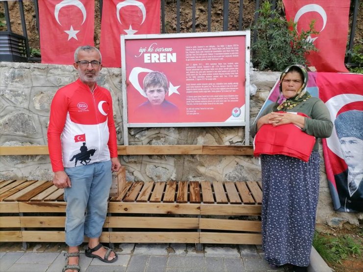 Şehitler anısına bisiklet yolculuğu yapan Kotluk, Eren Bülbül'ün annesine Türk bayrağı hediye etti