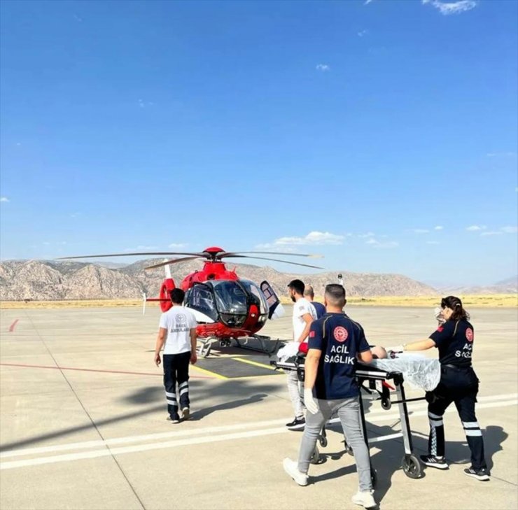 Ambulans helikopter boğazına kalem kapağı kaçan bebek için havalandı