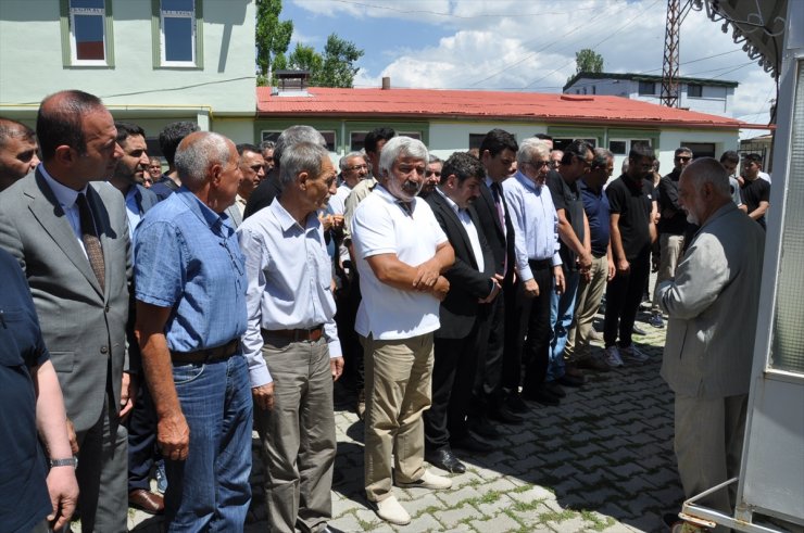 Asker oğlunu ziyaretten dönerken Kars'taki otobüs kazasında ölen Ayrım defnedildi