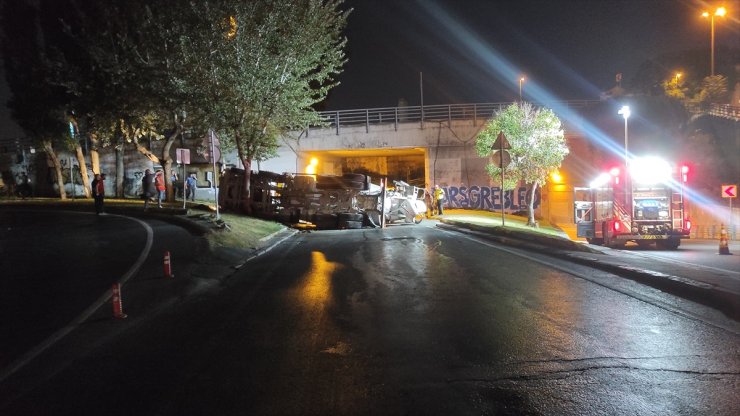 Beyoğlu'nda virajı alamayan beton mikseri devrildi